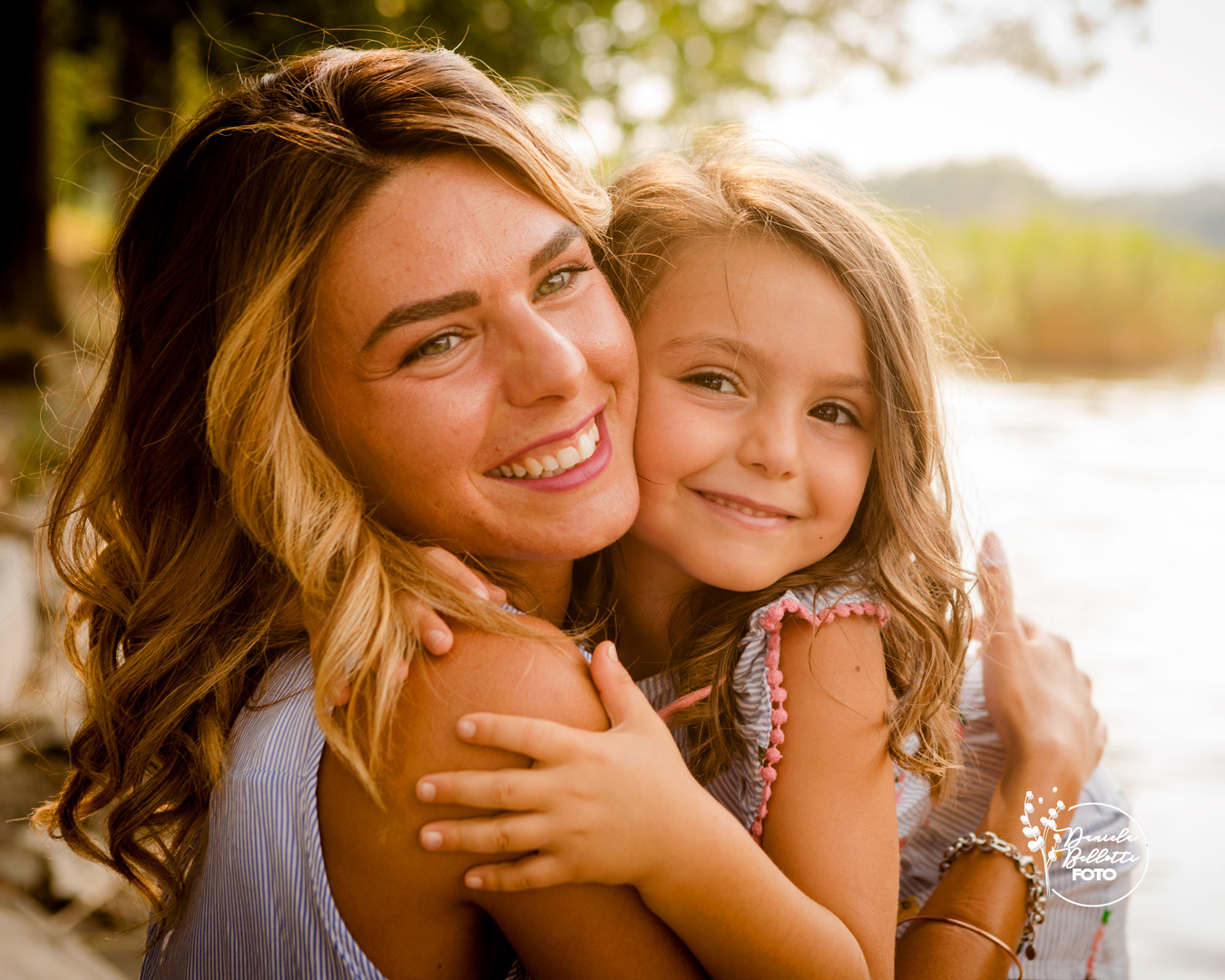 mamma e bimba abbracciate