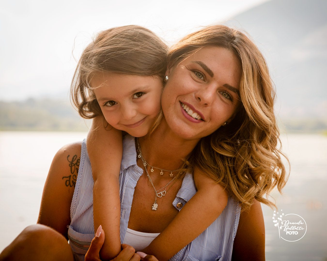 mamma e bimba bionde sul lago