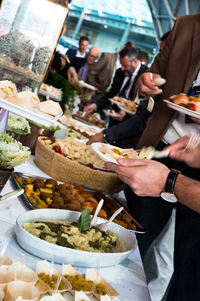 persone che si servono a un buffet