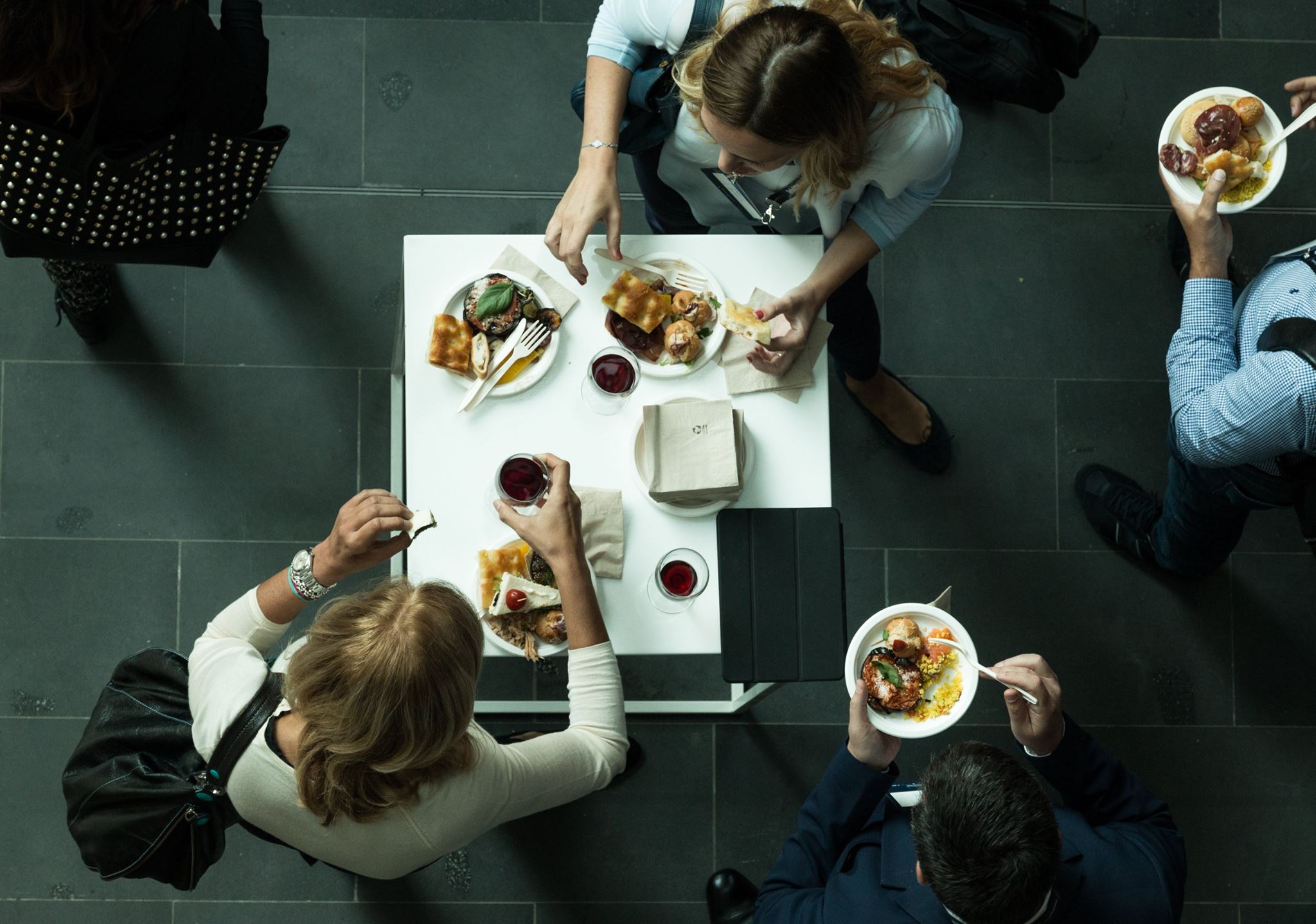 persone ad un evento che mangiano