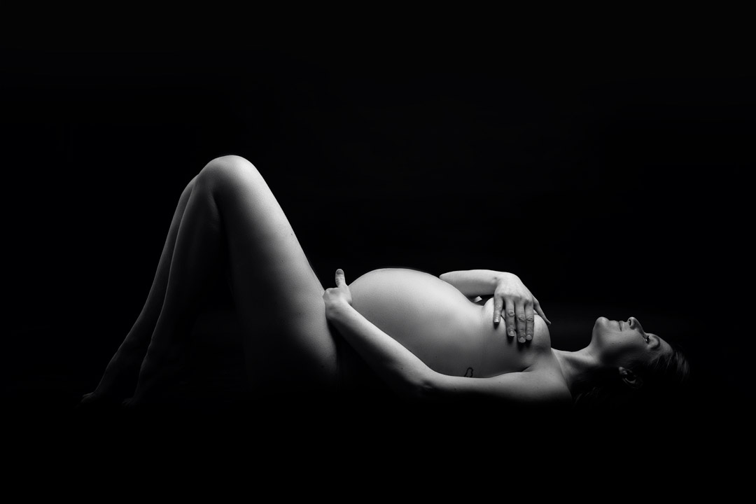 servizio fotografico gravidanza su fondale nero