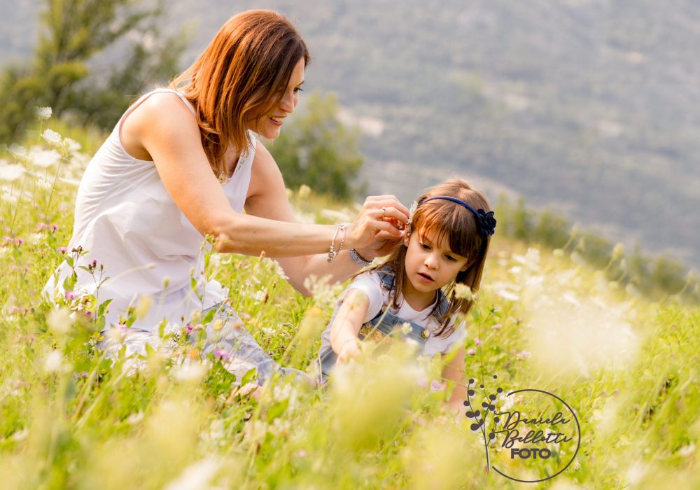 Bimba-e-mamma-che-giocano-tra-i-fiori