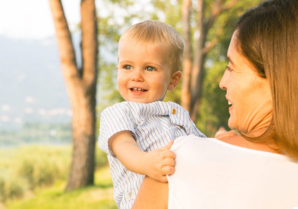 bimbo-biondo-in-braccio-alla-mamma