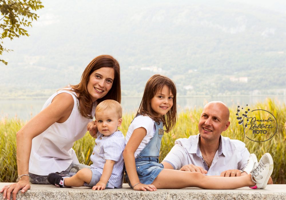 famiglia-felice-sulla-panchina