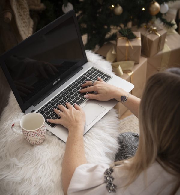 ragazza con computer e albero di Natale