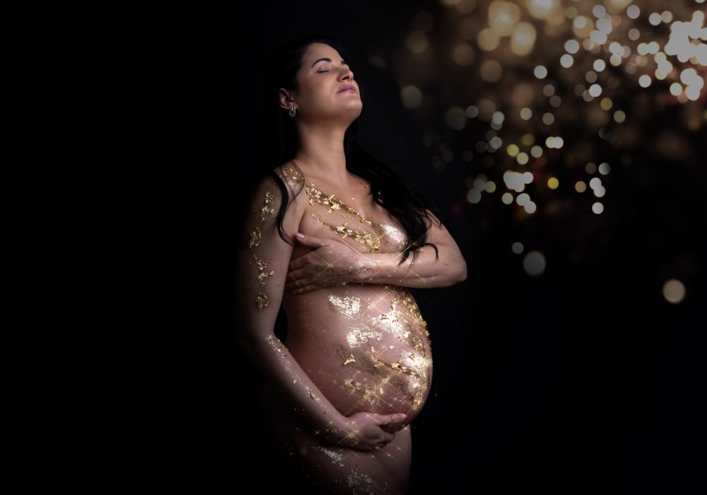 servizio fotografico gravidanza con glitter oro